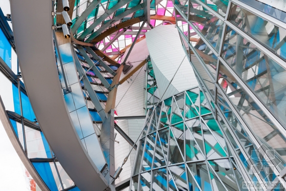 Daniel buren为路易威登基金会添色