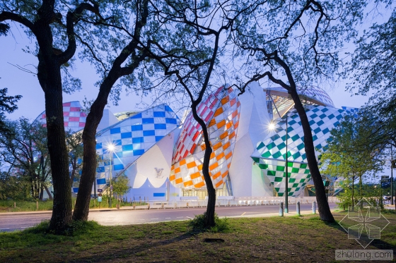 Daniel buren为路易威登基金会添色