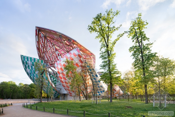 Daniel buren为路易威登基金会添色